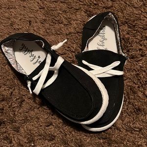 Black slide on sneakers like hey dudes